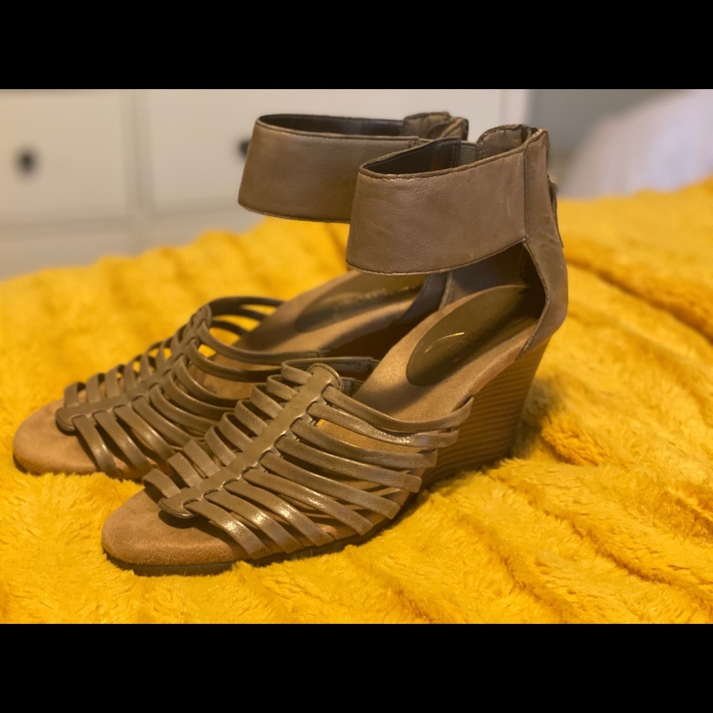 Like new Naturalizer wedges, size 9
